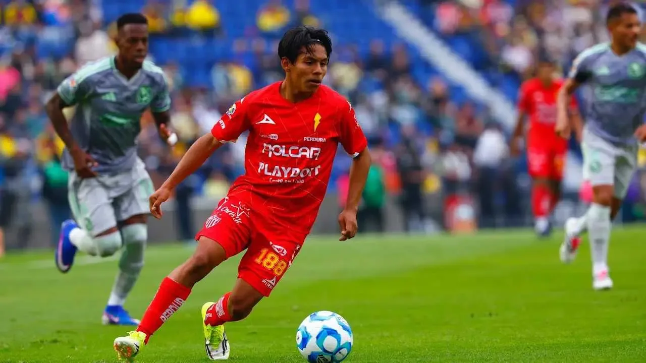Israel Tello Robles durante su debut con Necaxa en la Liga MX.