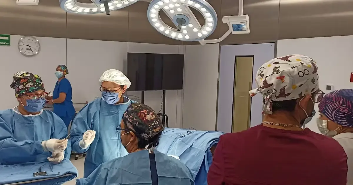 La atención a 13 pacientes mejora su calidad de vida con fístulas seguras.
