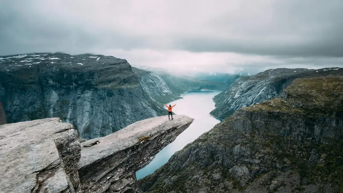 Descubre la belleza de Noruega con un viaje que incluye fiordos, montañas y ciudades emblemáticas, travesía única por solo 1.560 euros.