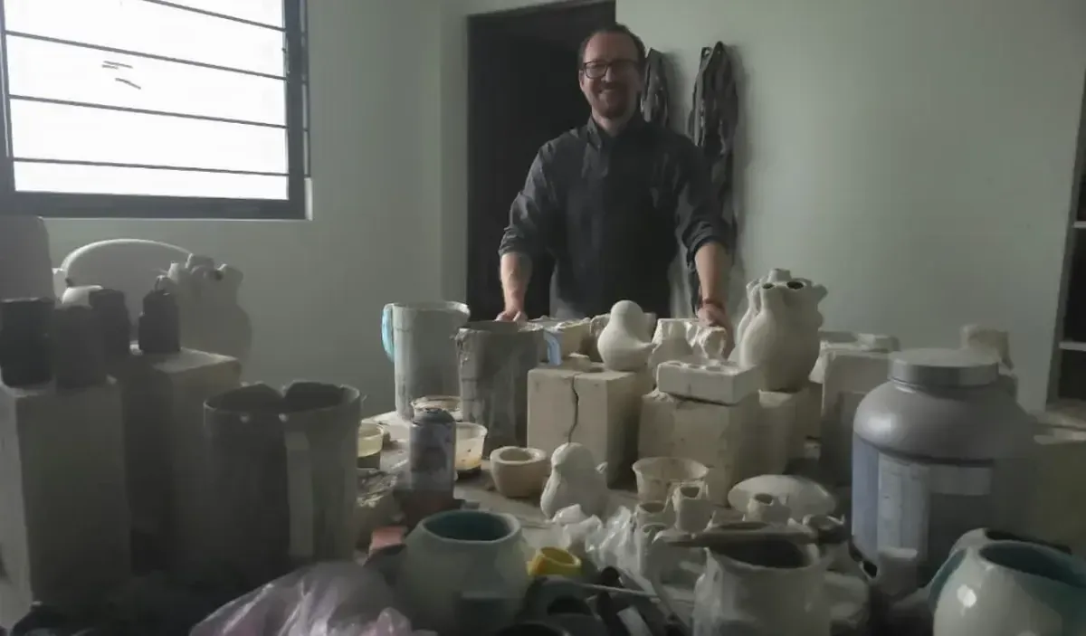 Iván Hernández Arellano comparte su pasión por la cerámica y el arte en su taller en Toluca, México.