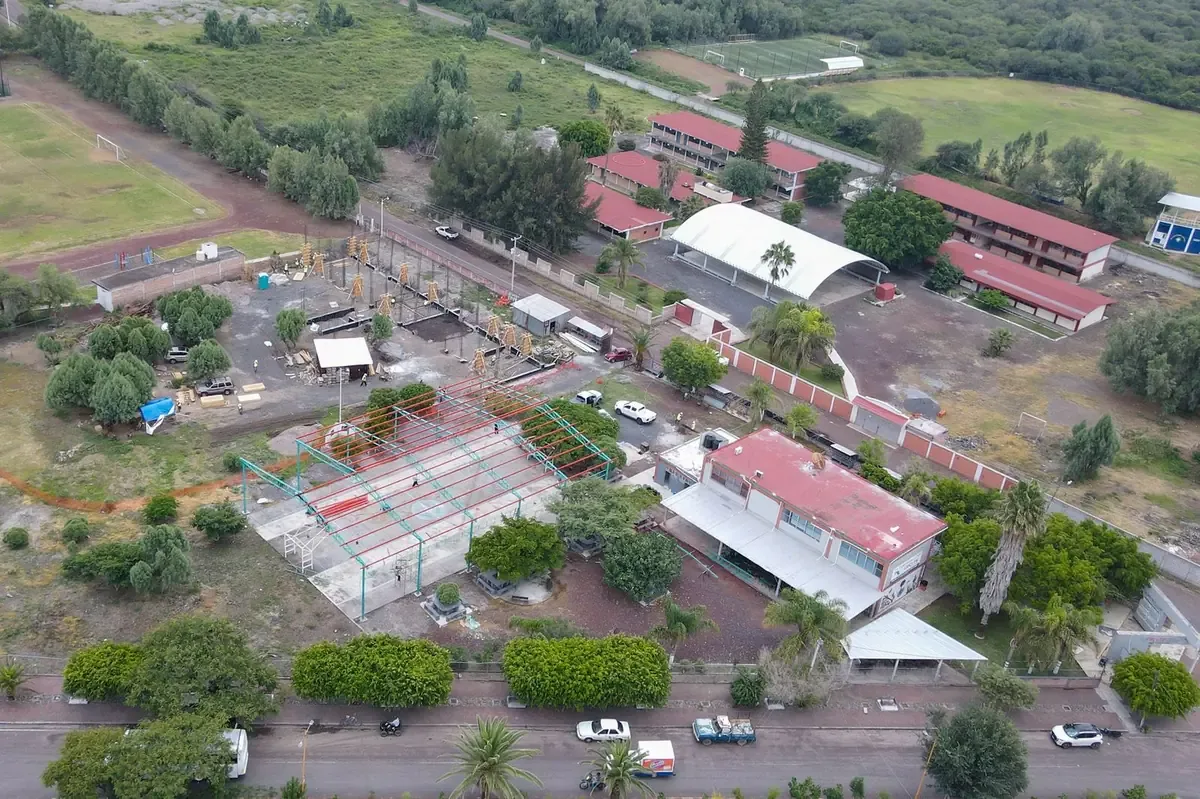 La construcción del nuevo edificio mejorará las condiciones educativas de alumnos en Ixtlán, Michoacán.