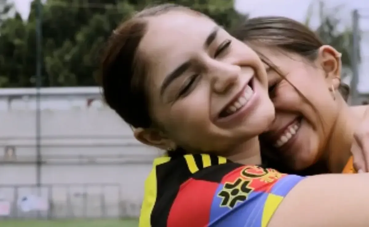 La guardameta refuerza al equipo y su hermana Jana celebra la noticia.
