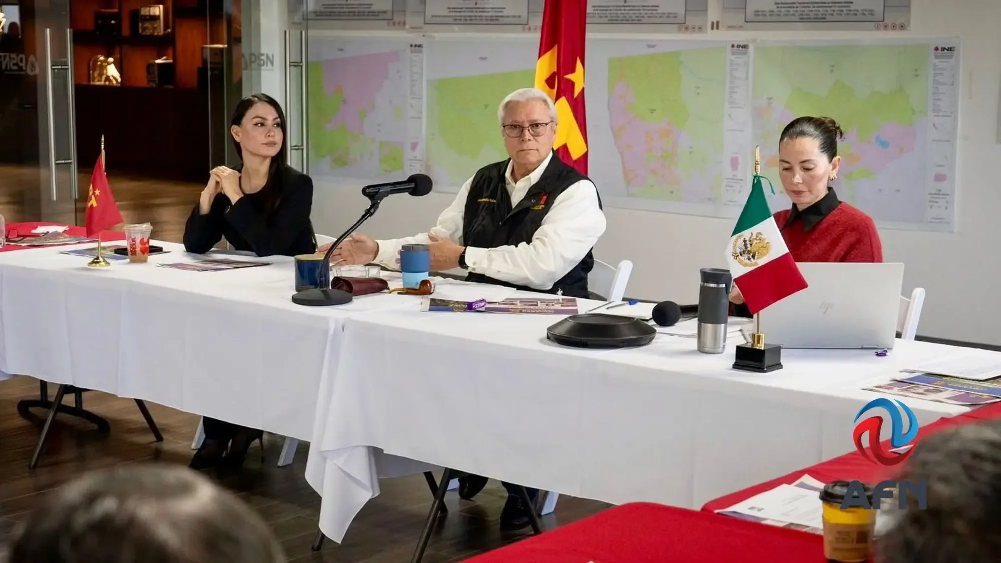 Jaime Bonilla Valdez en una reunión del Partido del Trabajo en Baja California.