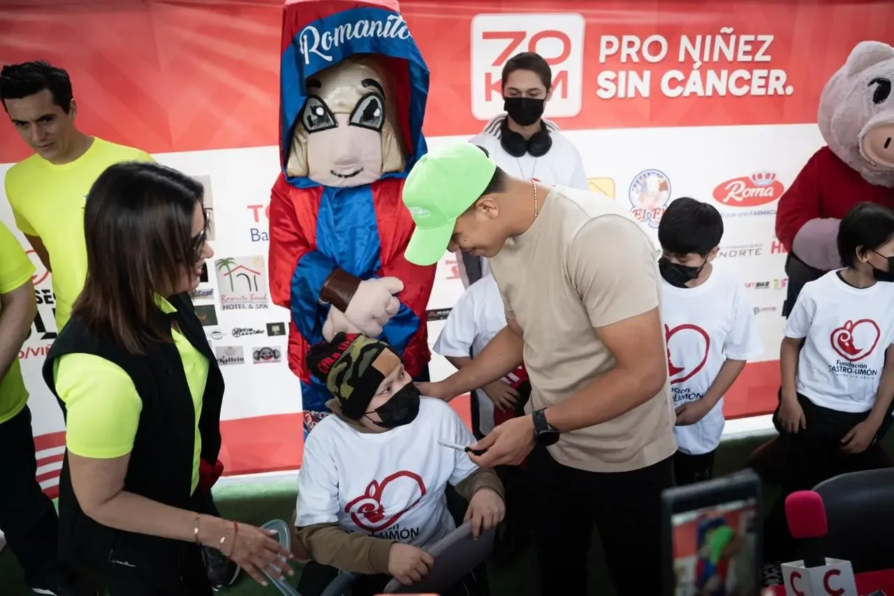 Jaime Munguía y Érik Morales en la presentación del paseo ciclista benéfico.