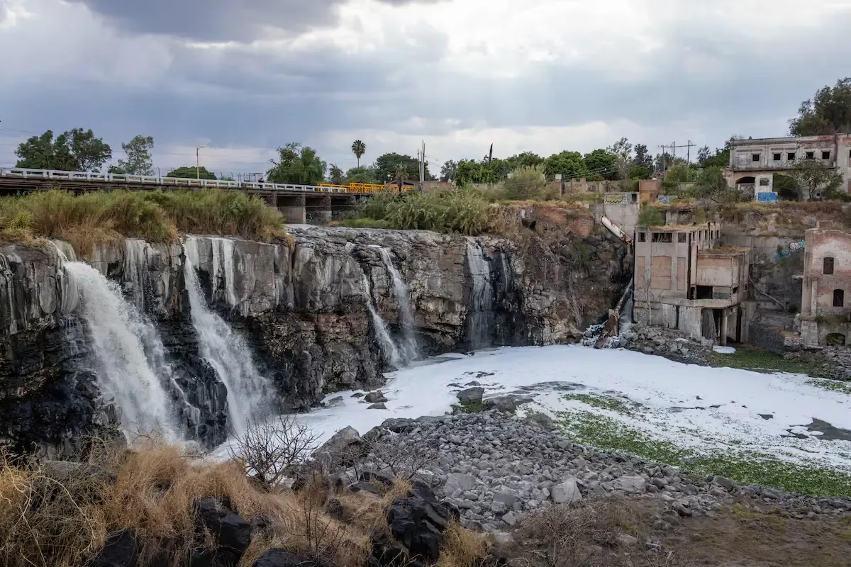 La obra generará controversia por su costo y su impacto en el suministro de agua en la región.