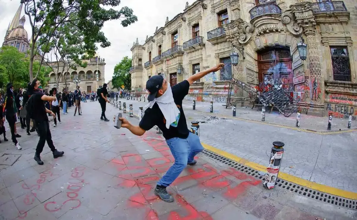 La falta de intervención provocó daños significativos en edificios y comercios del centro de Guadalajara.