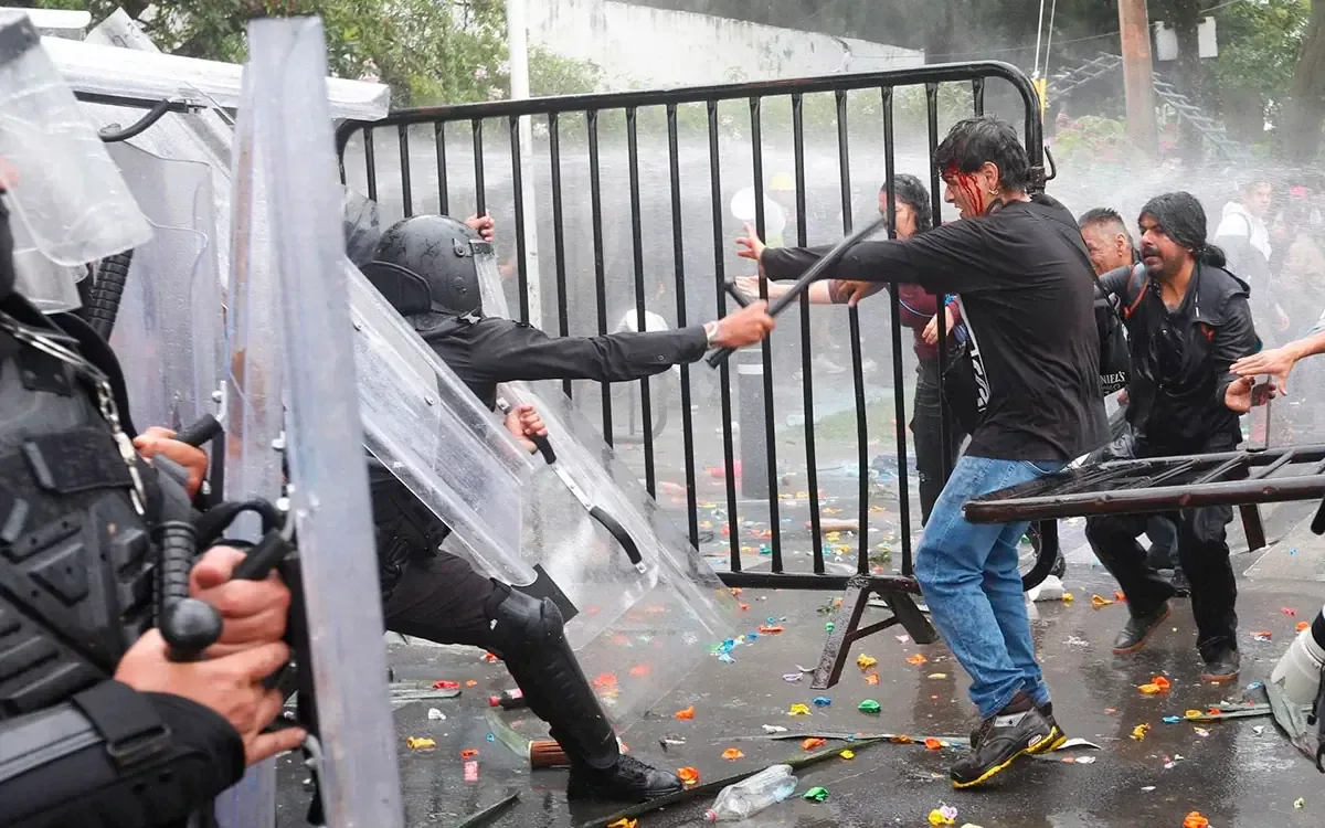 La protesta en Guadalajara exigía soluciones a problemas de agua contaminada y escasez en la región.