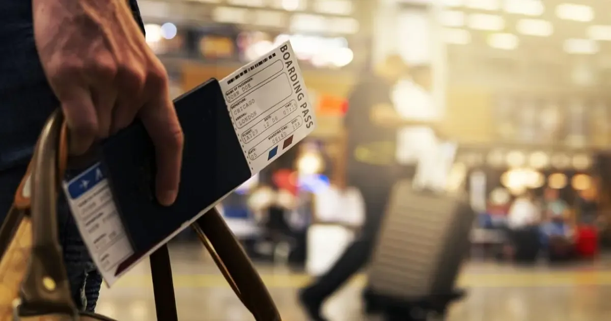 Las autoridades de salud implementan medidas preventivas en aeropuertos y puertos por el brote en África.
