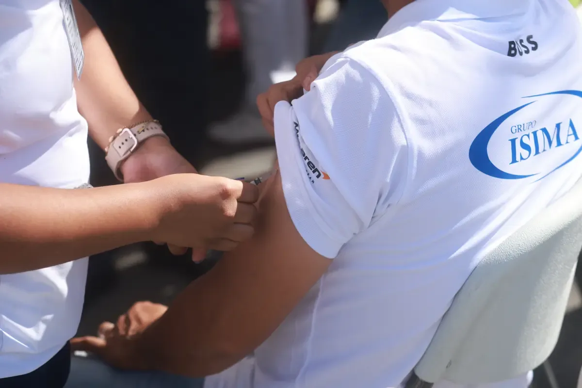 La vacunación y vigilancia epidemiológica han sido clave en la baja de contagios.