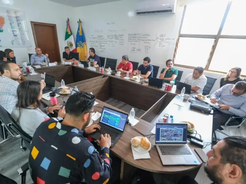 Autoridades buscan soluciones para mejorar el abastecimiento de agua en la entidad, mientras los ciudadanos protestan por la calidad del servicio.
