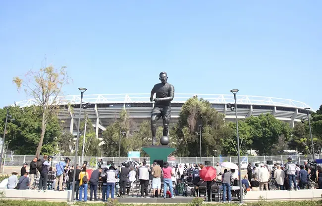 El legado del astro brasileño fue inmortalizado con una escultura en el Estadio Jalisco.