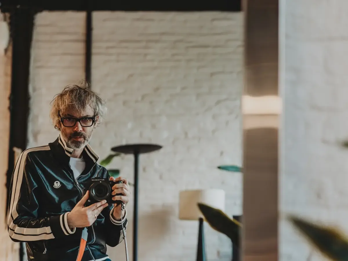 El pianista James Rhodes expresa su conexión emocional con Argentina y critica la polarización social actual.