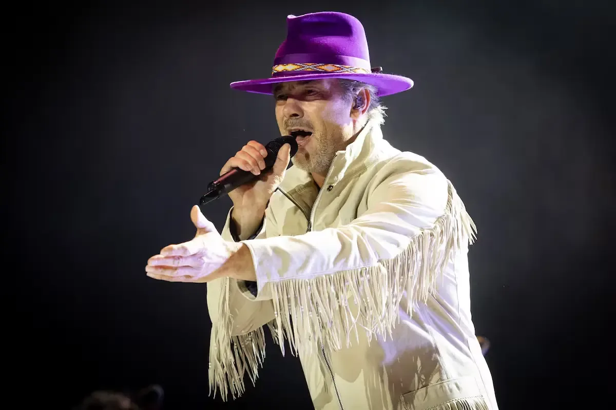 La banda británica deleita a los fans en un concierto lleno de clásicos y nuevos temas.