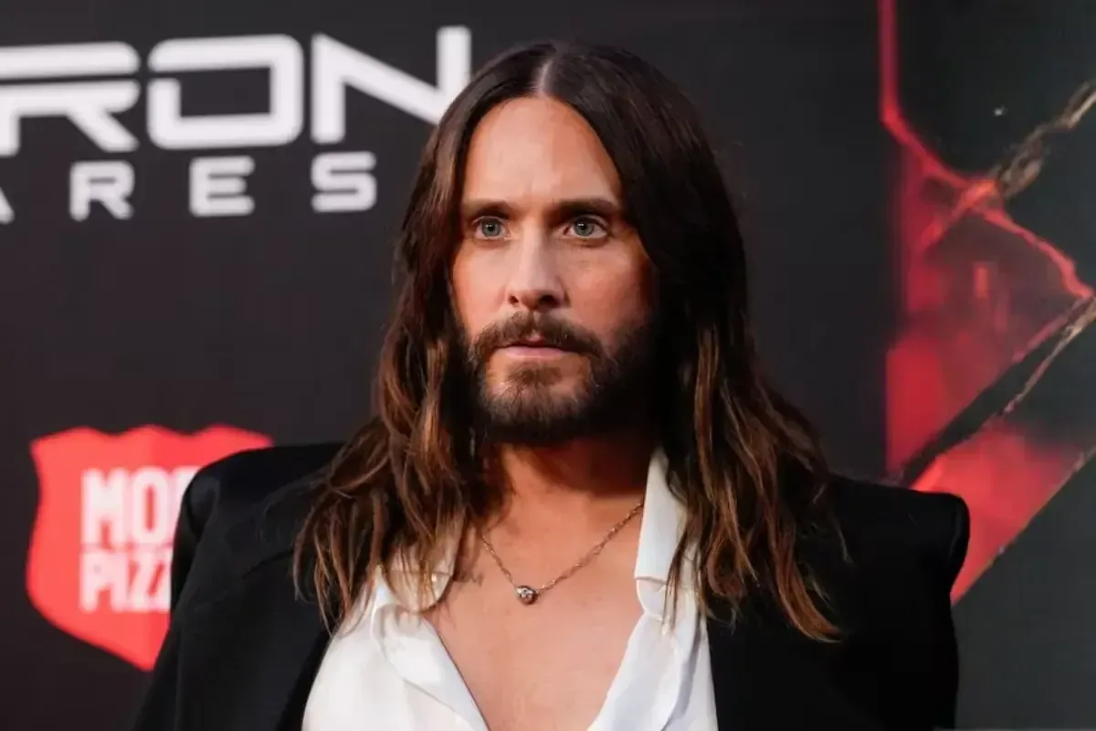 Las recientes acusaciones en su contra afectan la carrera de Jared Leto, retirándolo de un esperado proyecto cinematográfico.
