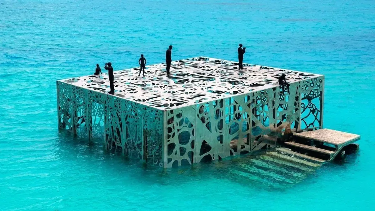 Las obras de deCaires Taylor buscan promover la regeneración de los ecosistemas marinos y la conciencia ambiental.