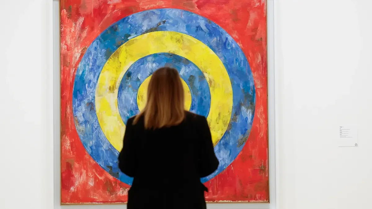 La retrospectiva de Jasper Johns revela su influencia en el arte moderno y su singular enfoque creativo.