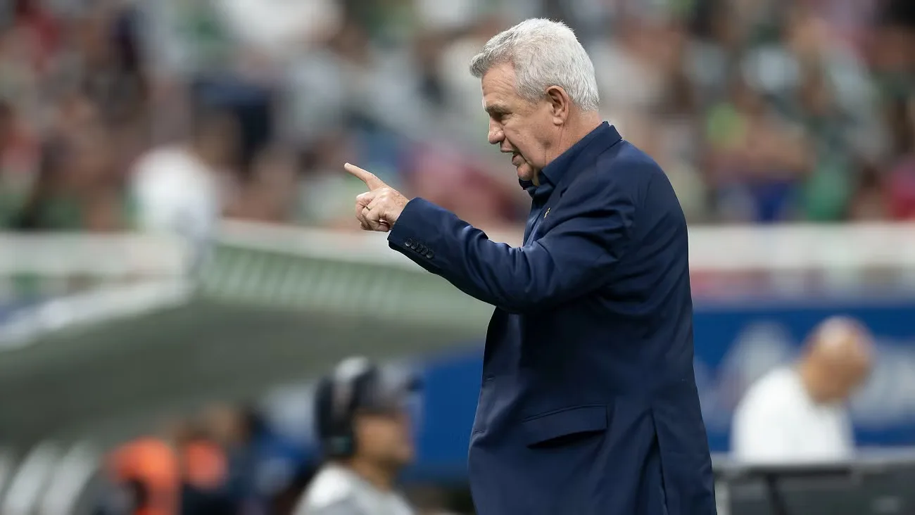 Javier Aguirre dirigiendo un entrenamiento con la Selección Mexicana.