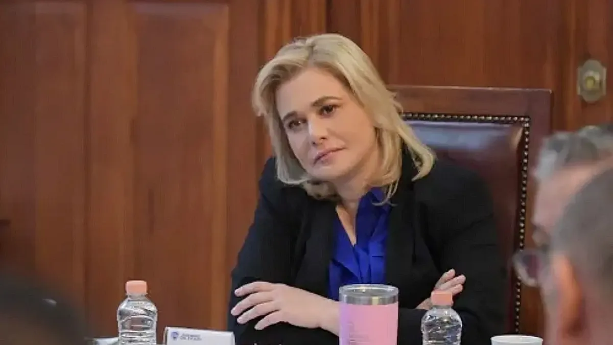 El senador de Morena exhibe datos alarmantes sobre deuda y pobreza en la entidad.