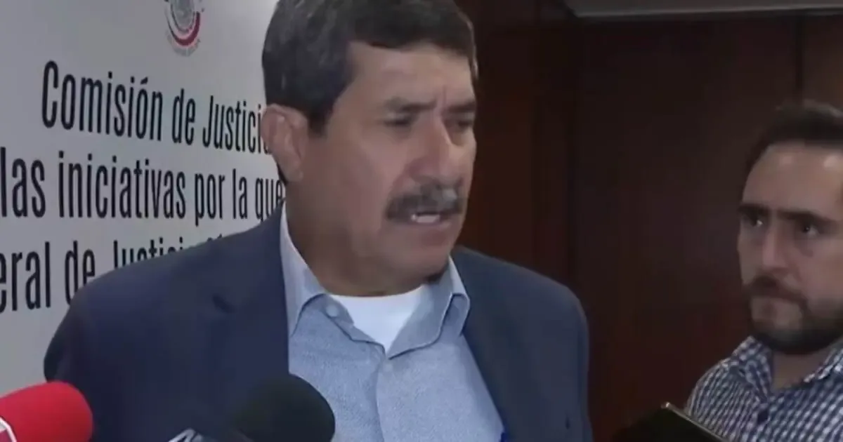 El senador de Morena critica el papel de TV Azteca en la crítica política.