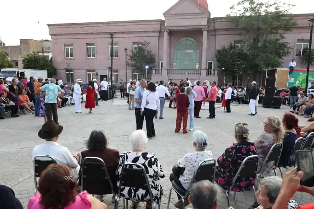 El evento cultural reúne a miles de asistentes en Saltillo, con actividades artísticas que fomentan la convivencia y el orgullo local.