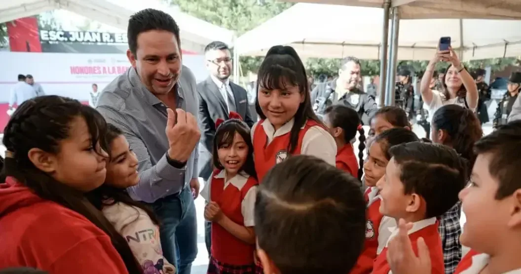 El alcalde destacó la importancia de la educación y el desarrollo integral en la comunidad escolar.