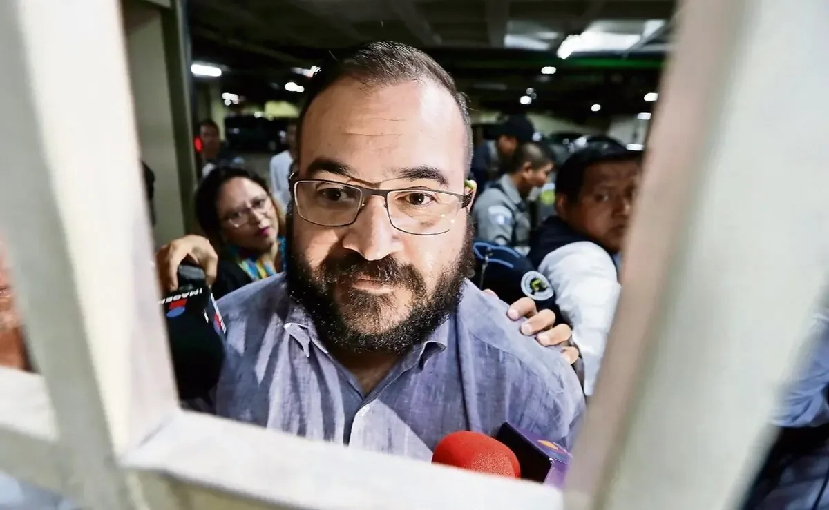 La solicitud del exgobernador busca frenar posibles arrestos mientras enfrenta otras acusaciones.