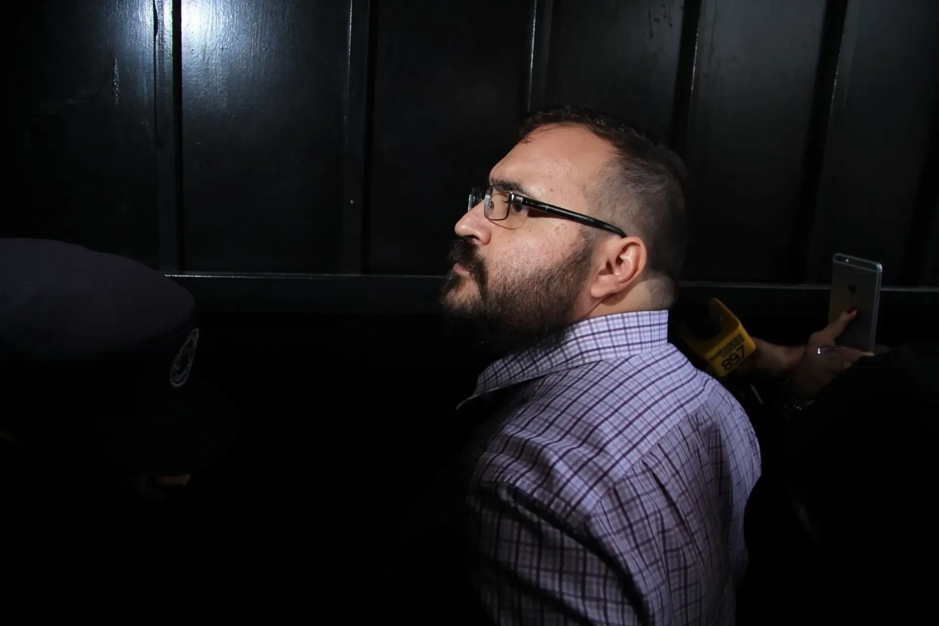 Javier Duarte durante una audiencia en un juzgado de Veracruz, mientras se resuelve su petición de libertad anticipada.