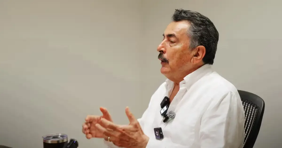 Durante un encuentro con periodistas, el político afirmó priorizar el proyecto de transformación por encima de intereses personales.
