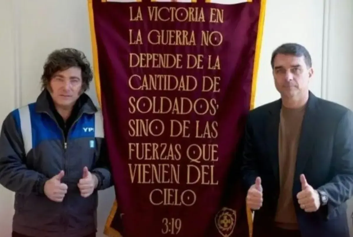 Javier Milei felicita a Flávio Bolsonaro en redes sociales tras su victoria en la primera vuelta electoral brasileña.