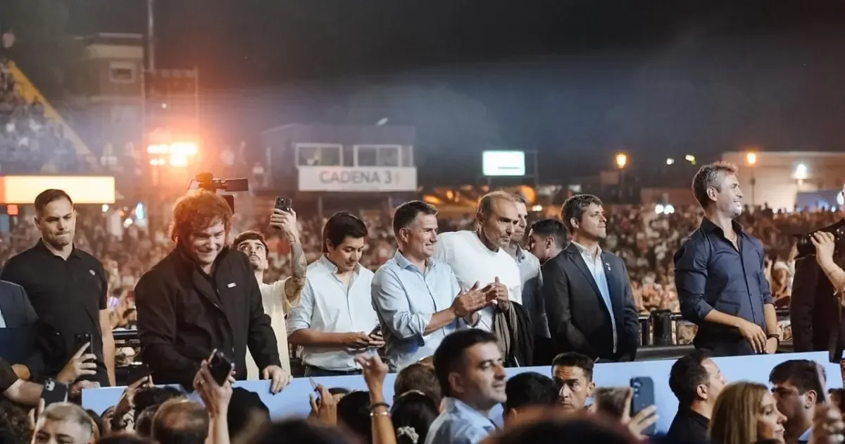 Javier Milei durante su ovación en el festival de Jesús María, Córdoba.