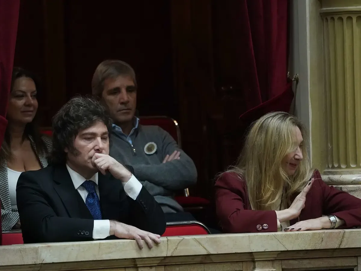 El presidente argentino enfrenta críticas y conflictos mientras su gobierno navega tiempos inciertos.