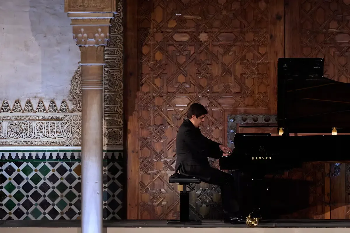 El pianista español rinde homenaje a Manuel de Falla en su recital, celebrando su 150º aniversario.
