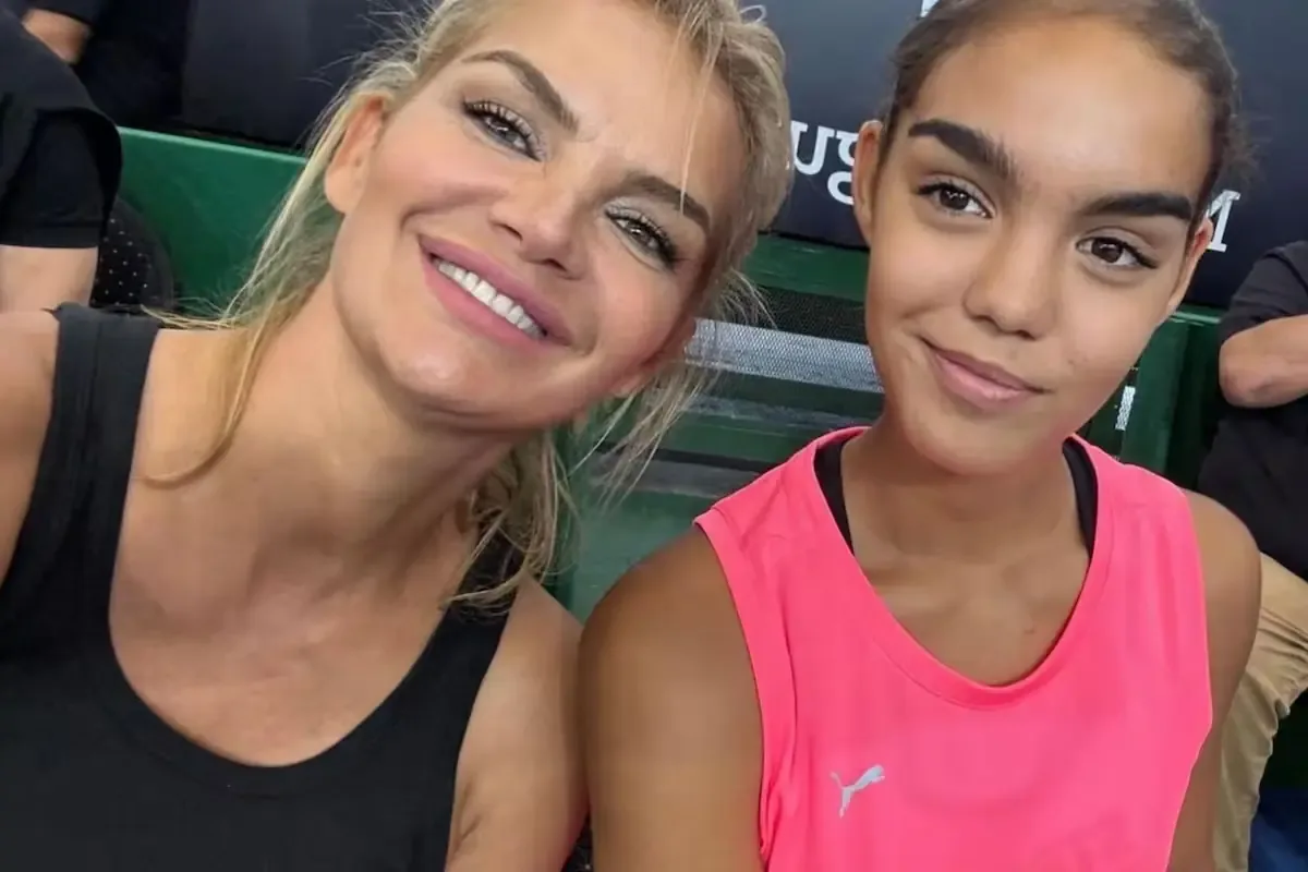 La joven hija de Eliana Guercio y Sergio Romero deslumbra en el tenis a sus 16 años.