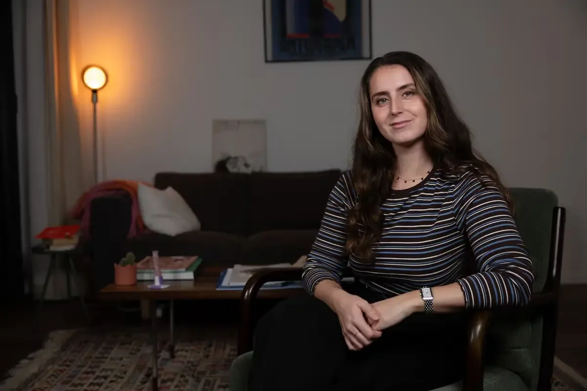 La joven busca opciones para ejercer su derecho al sufragio tras la decisión judicial.
