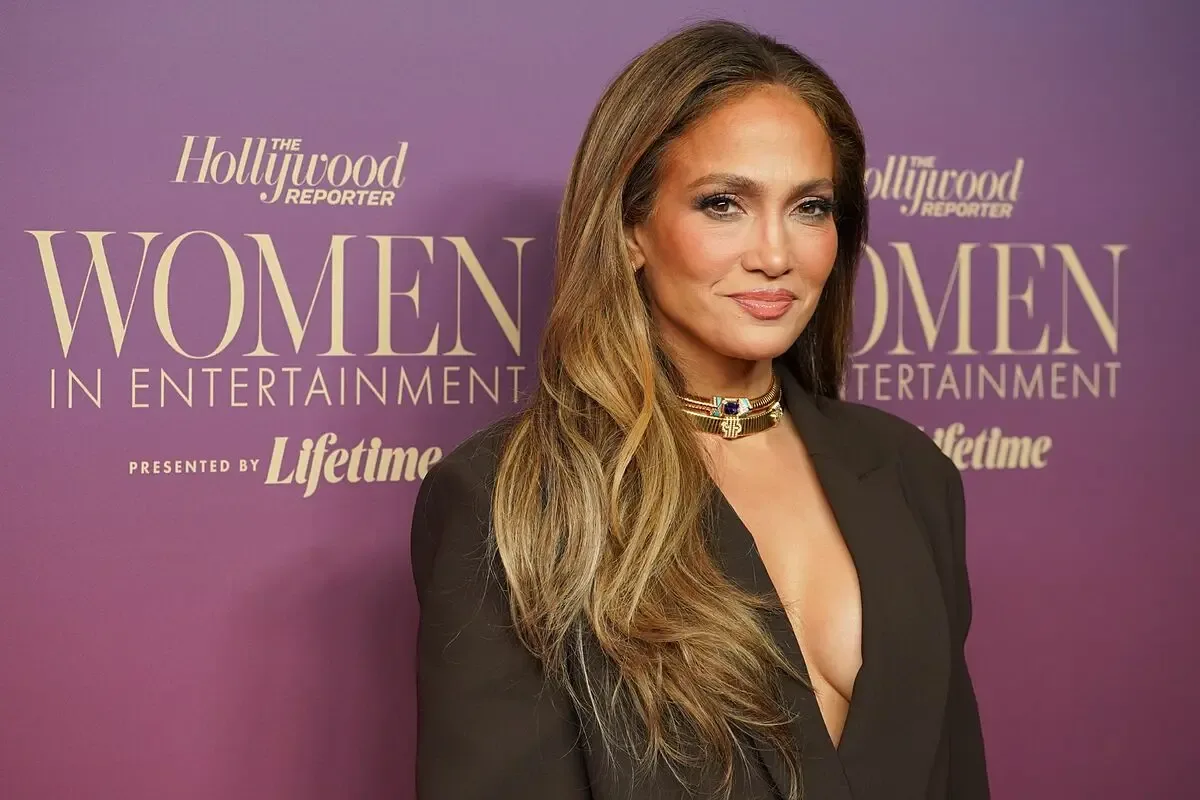 Jennifer Lopez durante su salida de compras en Los Ángeles con un look impactante.