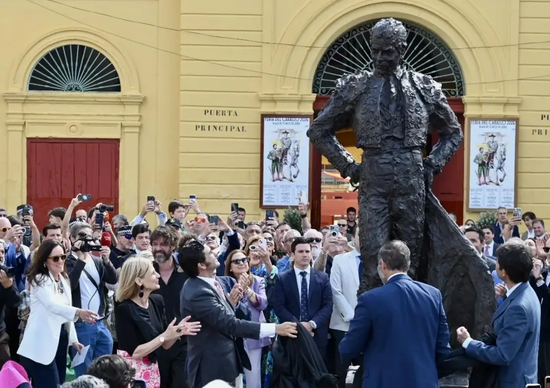 La escultura en bronce celebra la trayectoria del torero jerezano y su legado en la tauromaquia.