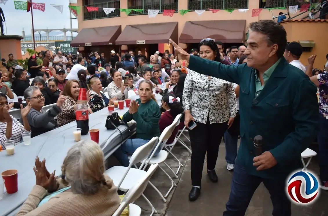 Jesús Alejandro Ruiz Uribe interactuando con la comunidad en Tijuana.