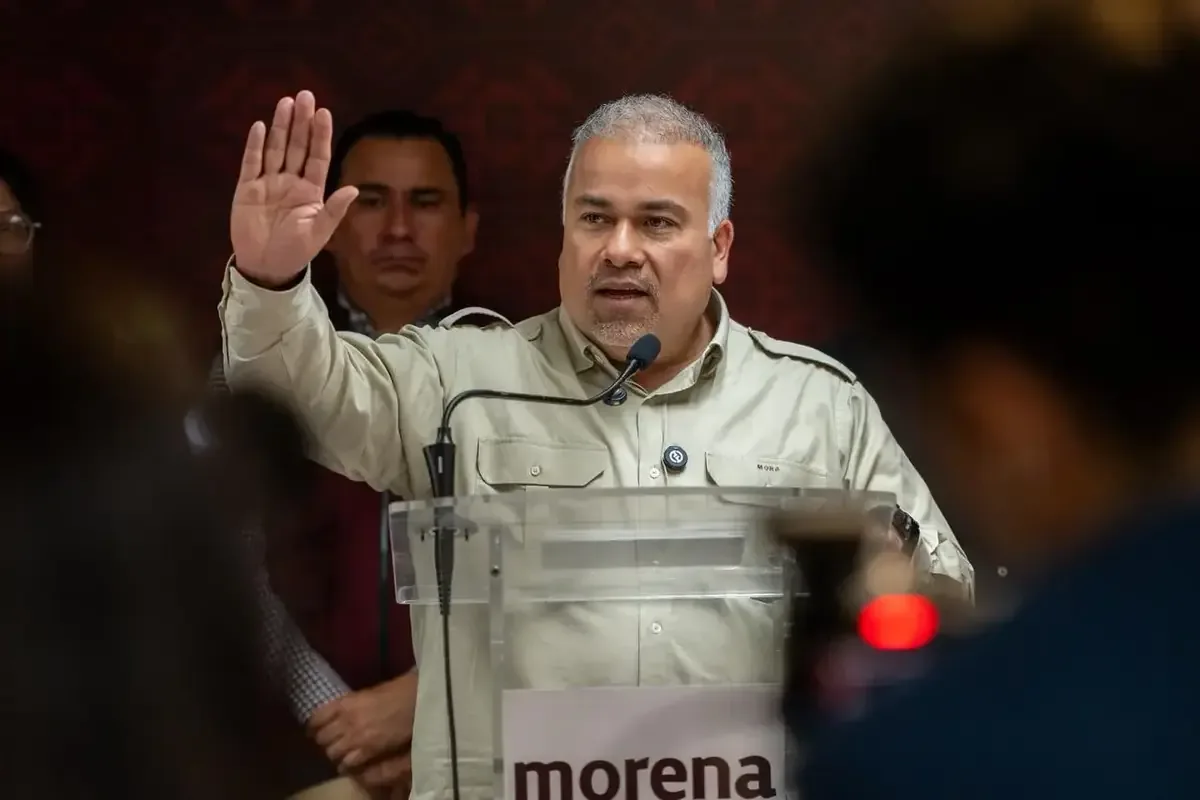 Jesús Mora González denuncia la falta de congruencia de la alcaldesa de Uruapan tras sus críticas a los gobiernos de Morena.