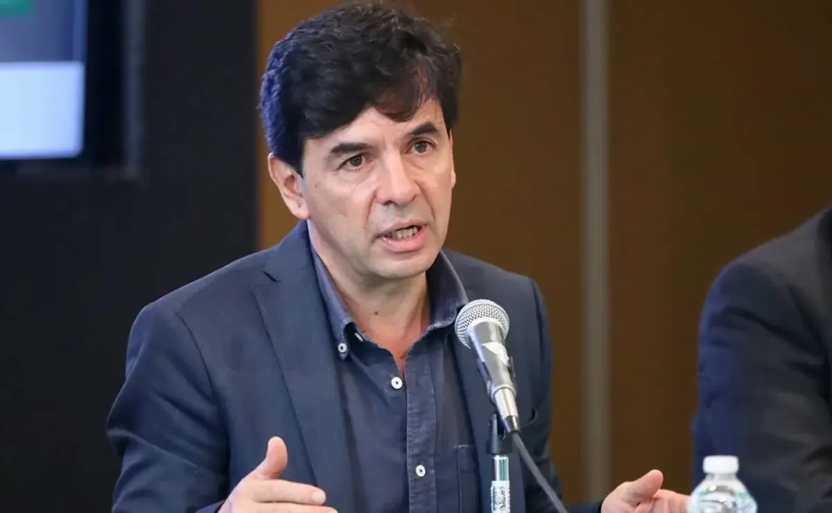 Ramírez Cuevas, actual Coordinador de Asesores, cuenta con una trayectoria de más de tres décadas en el periodismo y la comunicación.