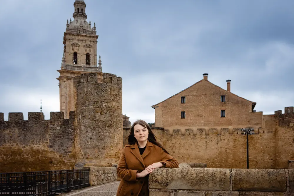 Jessica Pascual utiliza su ventana en El Burgo de Osma para compartir recetas tradicionales, conectando con miles de seguidores.