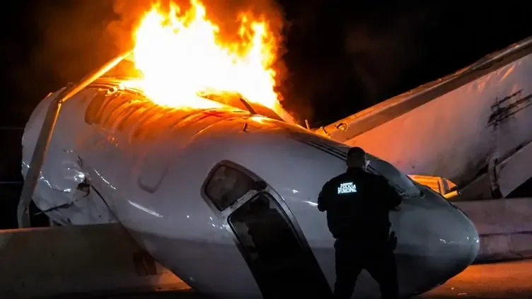 Un aterrizaje de emergencia permitió rescatar a varios ocupantes del avión sin daños graves.