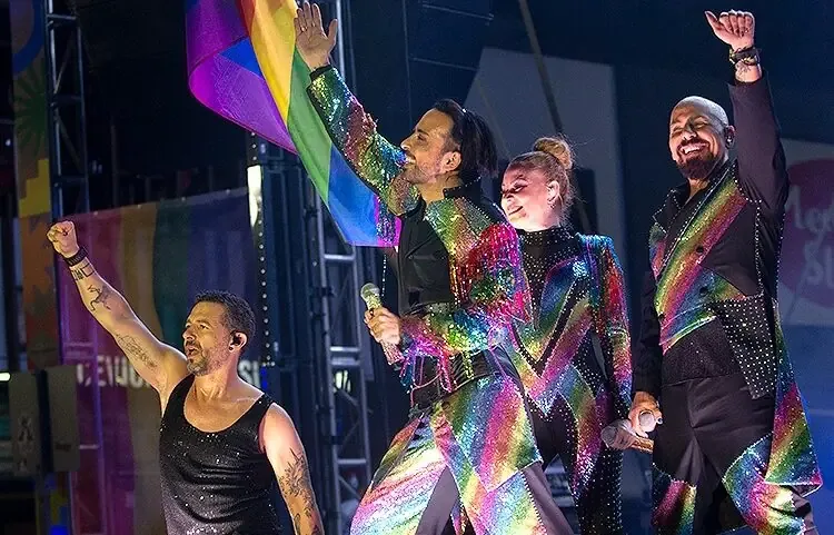 Las bandas reviven hits noventeros para celebrar el Orgullo LGBTIQ+ frente a miles de asistentes.