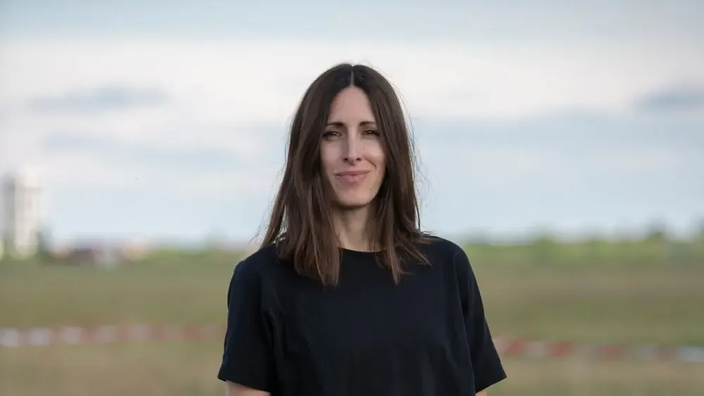 La artista reflexiona sobre cómo la tecnología impacta nuestras vidas y la importancia del arte en la concienciación social.