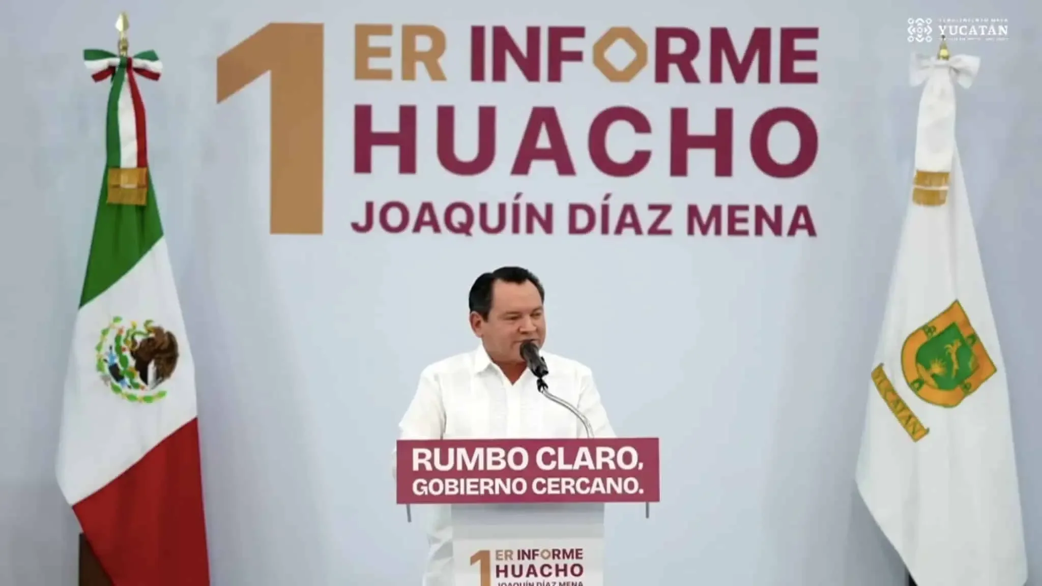 Joaquín Díaz Mena durante su primer informe de gobierno en Mérida, Yucatán.