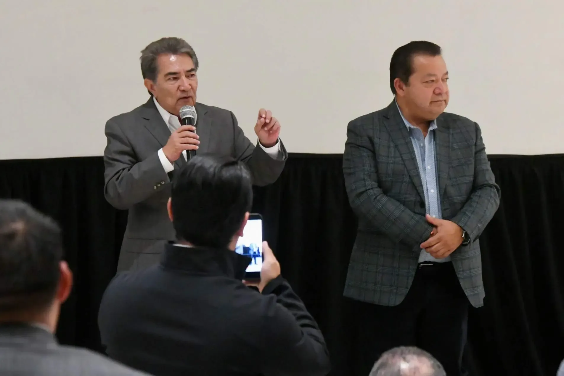 Joaquín Espidio Camarillo discute con líderes del SNTSA en Puebla.