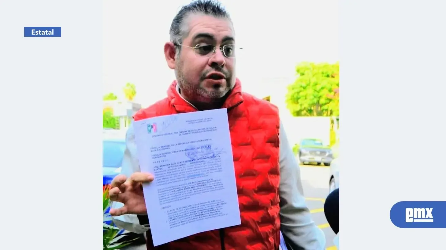 Joel Abraham Blas Ramos, representante del PRI, anuncia la denuncia contra Alejandra Ang.