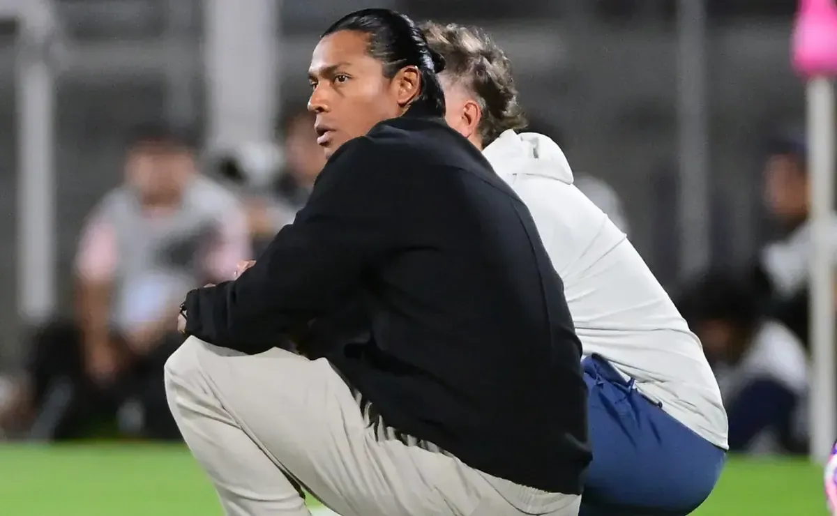 La defensa de Cruz Azul preocupa a su técnico tras constantes errores en el campo.