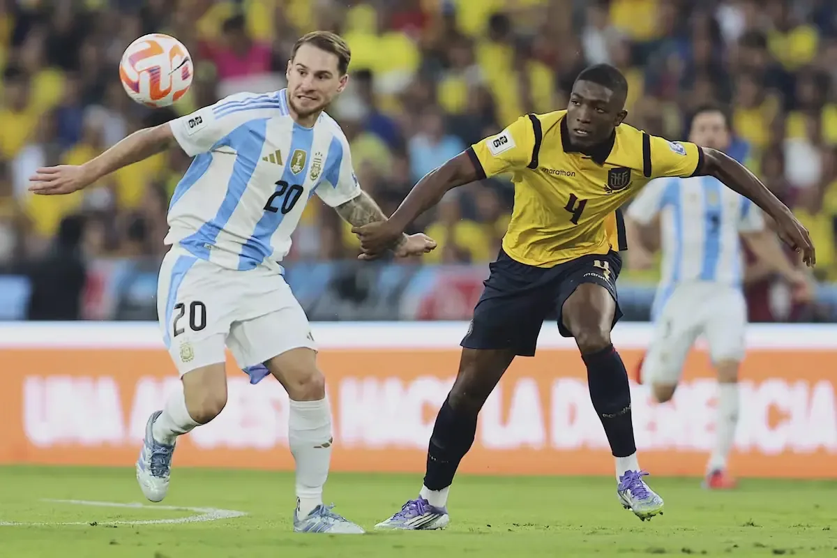 El joven futbolista, oriundo de Guayaquil, destaca por su talento y disciplina en la selección nacional.