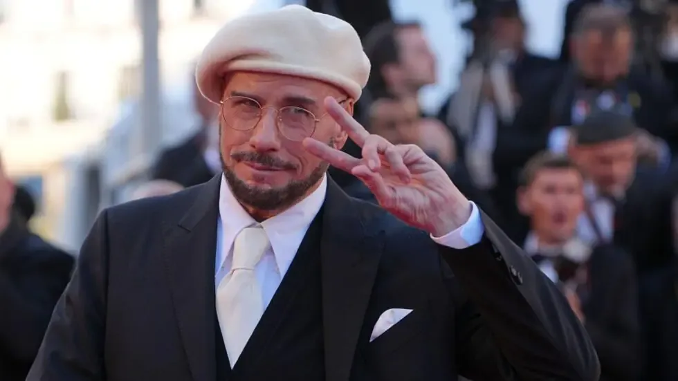 El actor y director celebra su debut cinematográfico con un galardón especial.