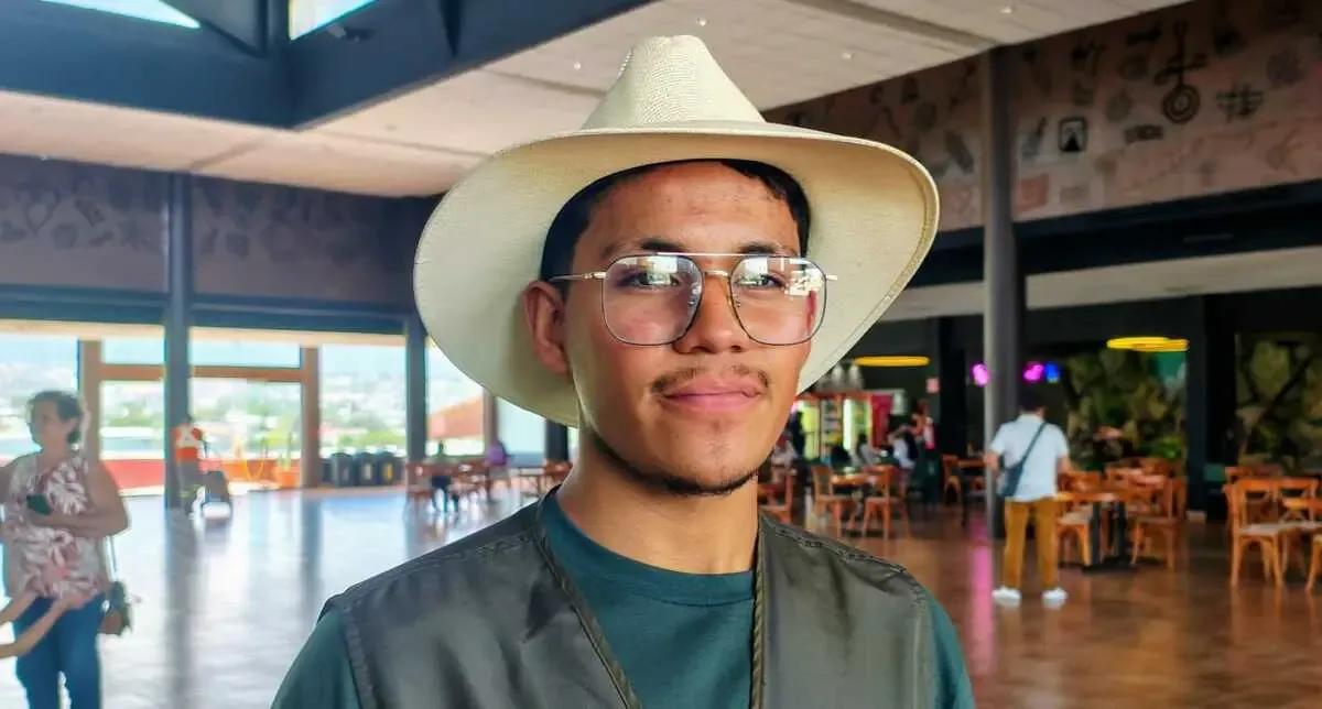 Jonathan García inspira a los jóvenes al conectar el desierto con su historia y biodiversidad en el Museo del Desierto.